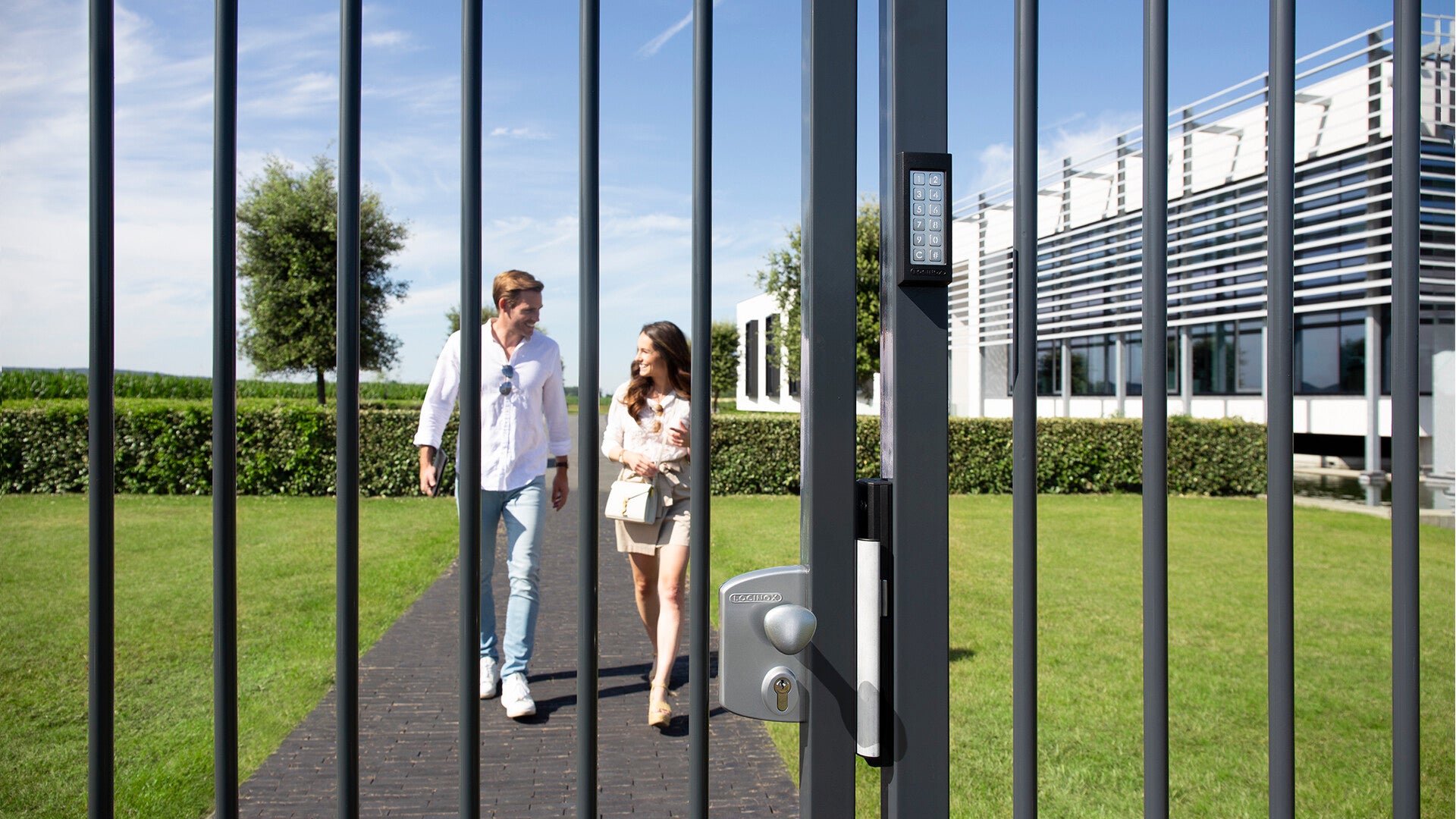 Sturdy weather-resistant keypad for gates, featuring external relays and available in multiple finishes.