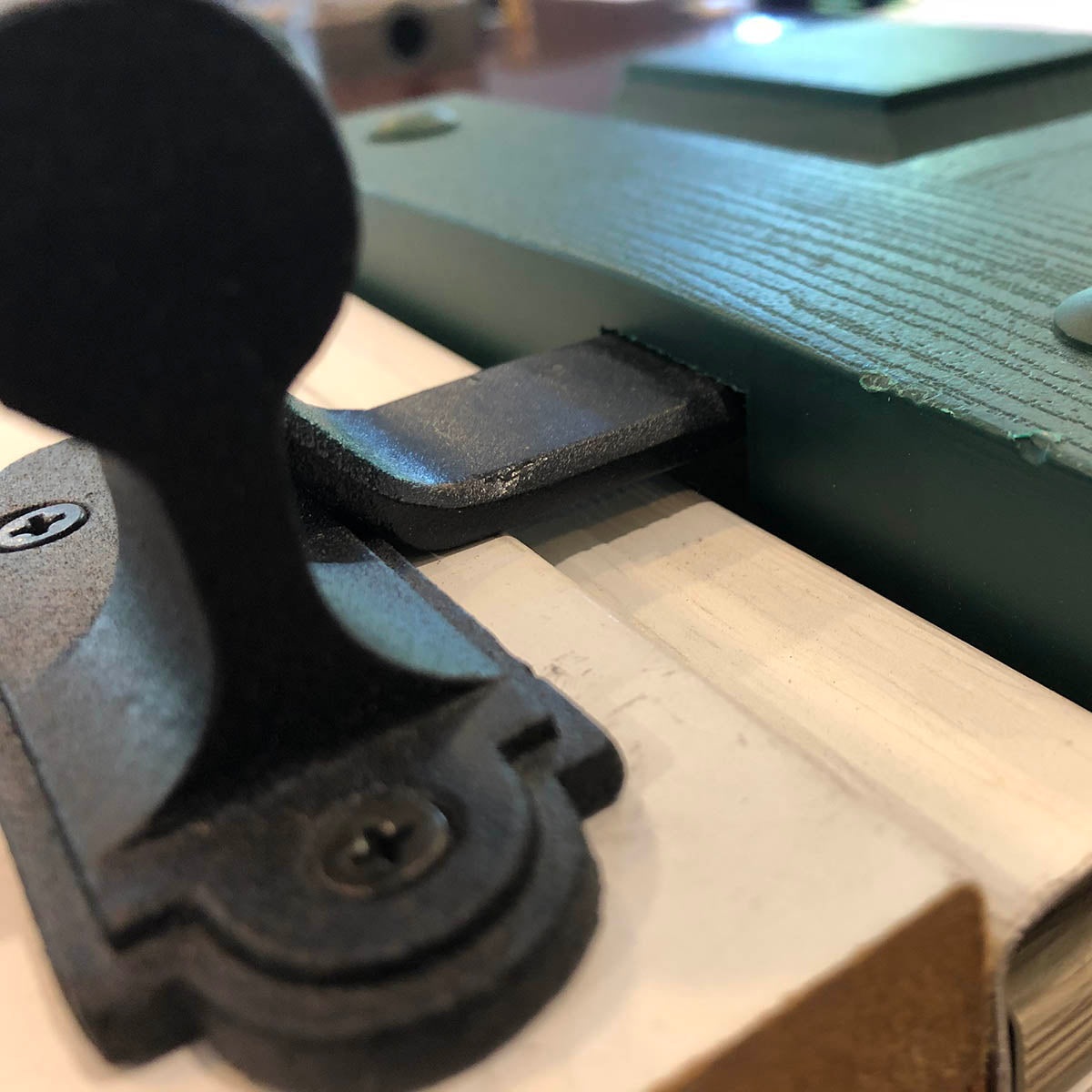 L Style shutter hinges in black powder-coated cast iron, 4-1/2" x 3-1/2", ideal for shutters, sold in pairs.