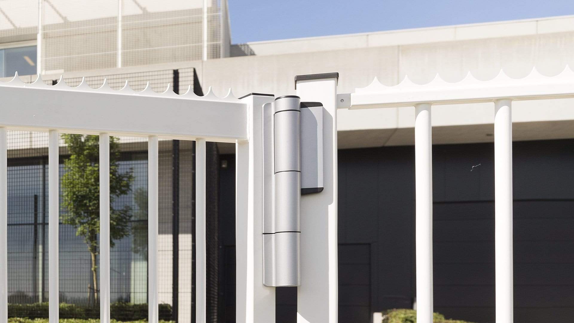 Ultra heavy-duty hydraulic gate closer and hinge for gates up to 440 lbs, available in multiple finishes.