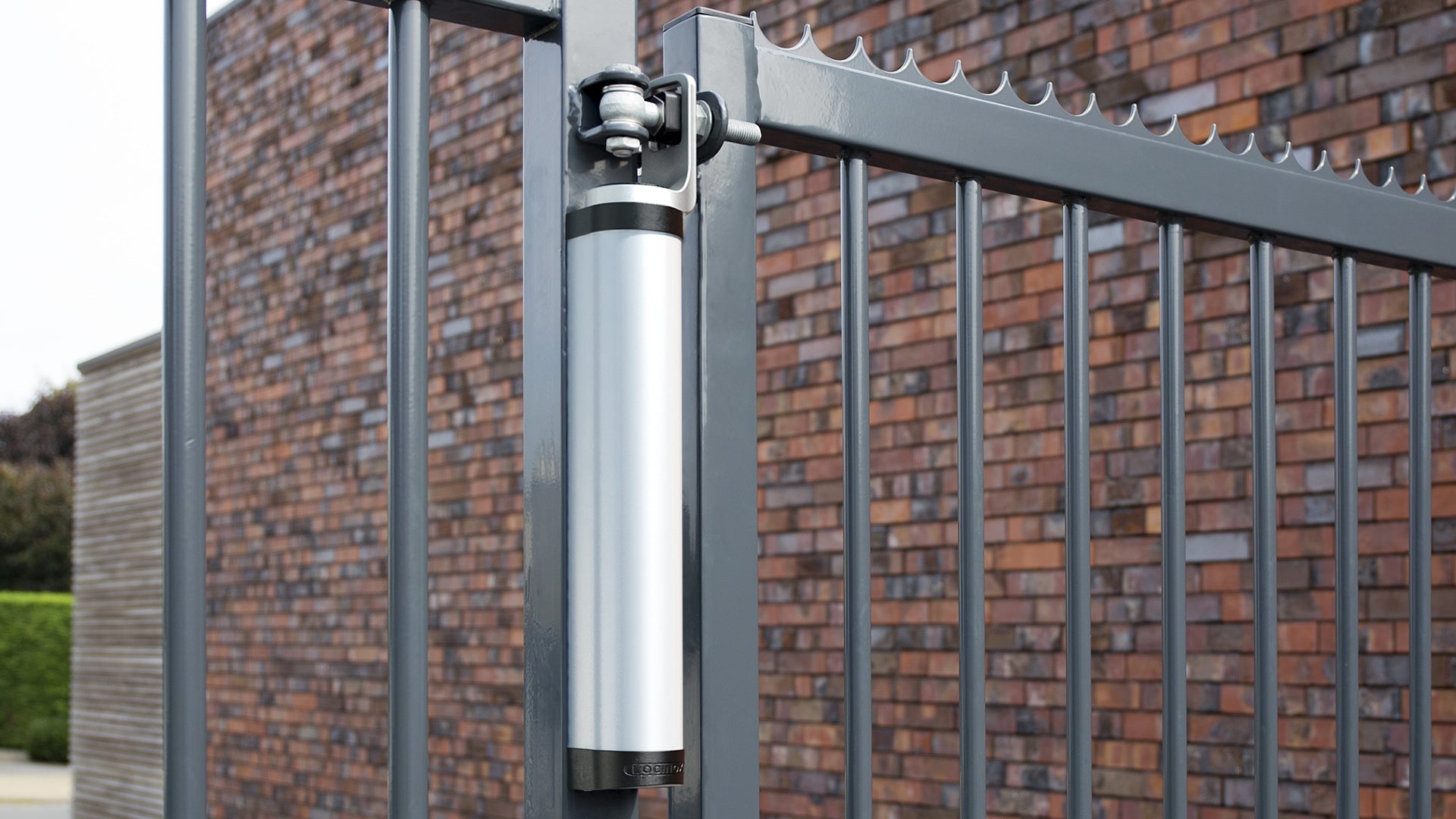 Aesthetical 180° gate closer for gates up to 330 lbs, featuring a direct hinge connection and multiple finishes.