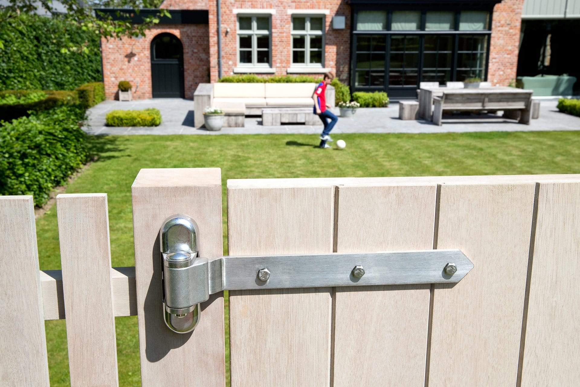 180° 3-way adjustable strap hinges for wooden gates, supporting up to 770 lbs, available in various sizes and finishes.