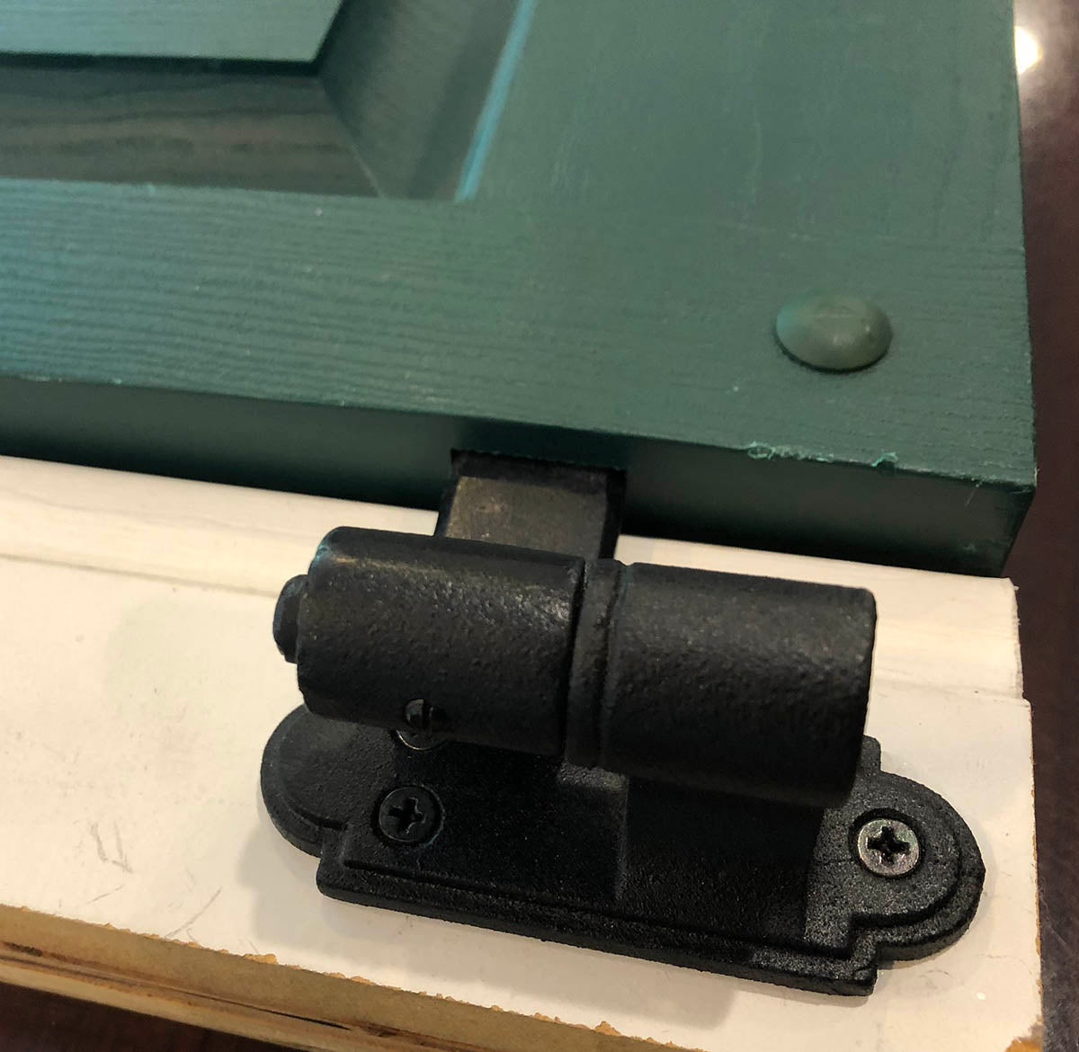 L Style shutter hinges in black powder-coated cast iron, 4-1/2" x 3-1/2", ideal for shutters, sold in pairs.