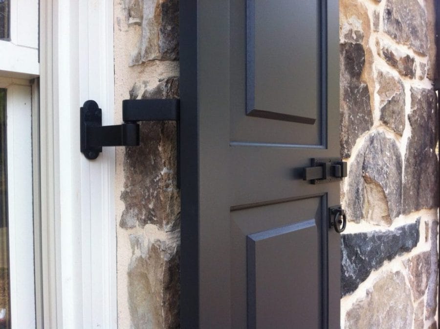 4-inch offset pintle for shutter hinges in black powder-coated cast iron, ideal for durable outdoor use.