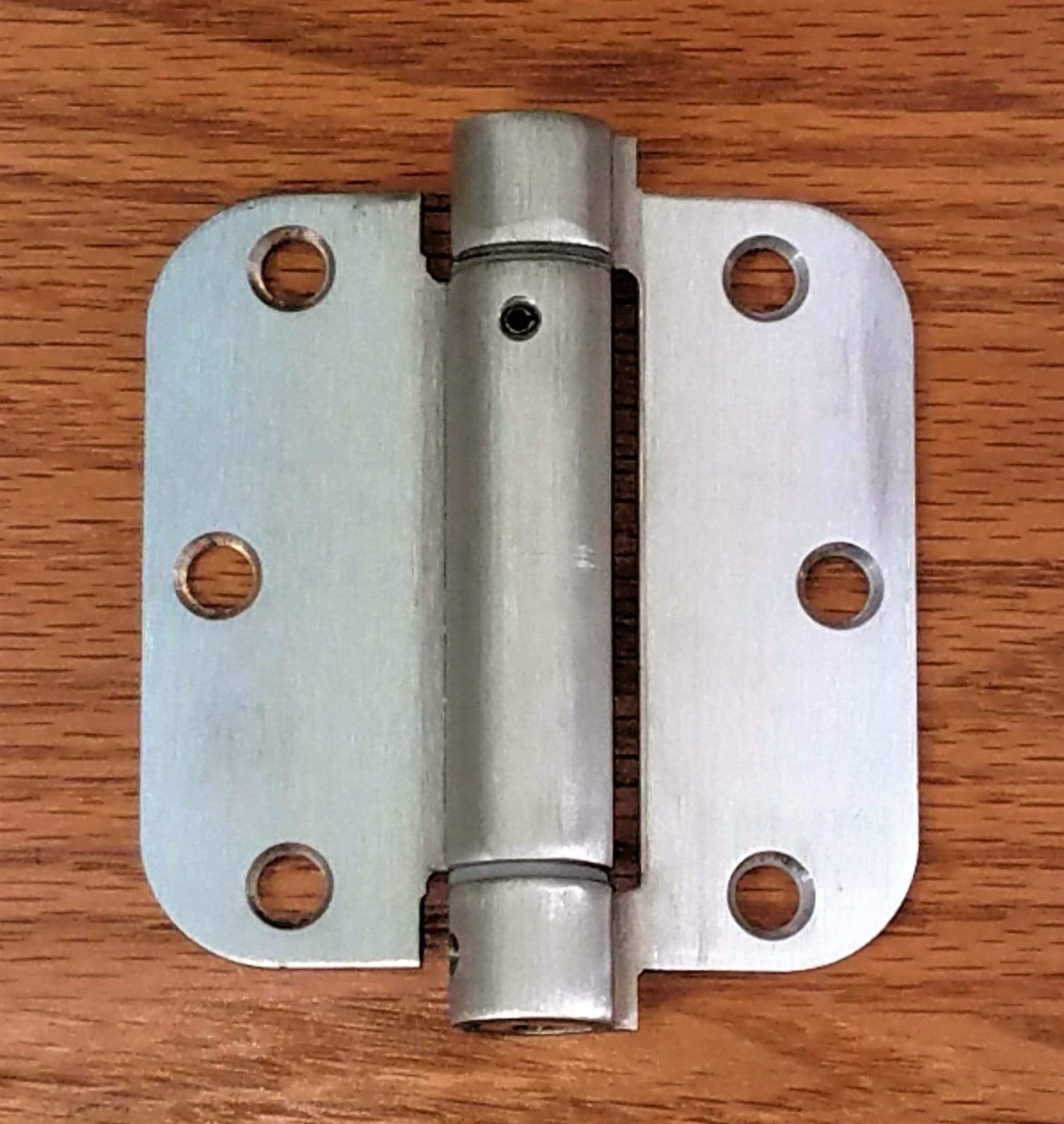 Residential spring-loaded hinge with a 3 1/2" size and 5/8" radius corner, available in multiple finishes, 2 pack.