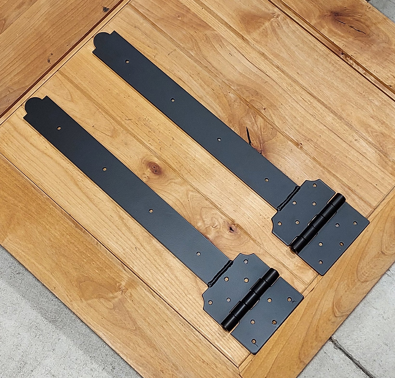 Super heavy-duty decorative strap T-hinge set, available in sizes from 14 to 26.5 inches, ideal for robust applications.