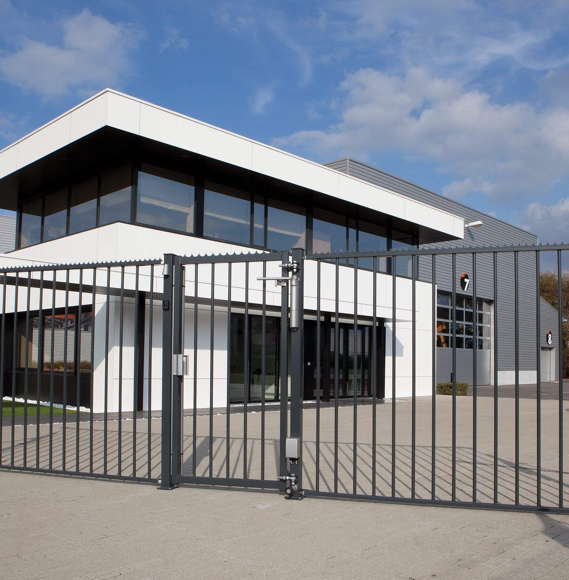 Surface mounted electromagnetic lock with integrated handles for gates, suitable for square posts and profiles.
